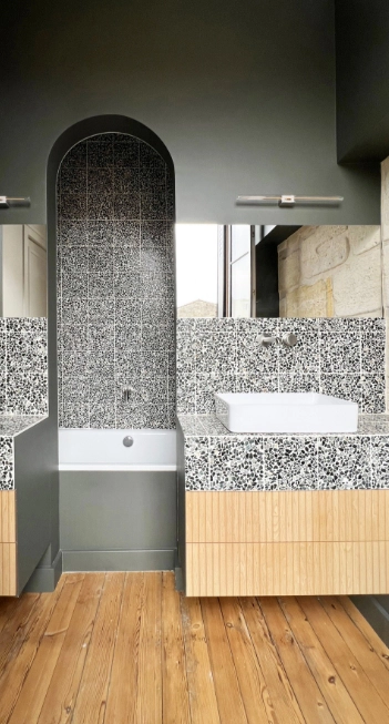 Bathroom in Bordeau decorated by white and black terrazzo