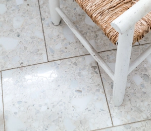De vloer is versierd met witte en grijze terrazzo tegels