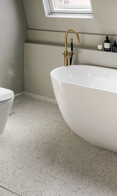 de vloer van een badkamer is gemaakt door wit en zwart tarrazzo