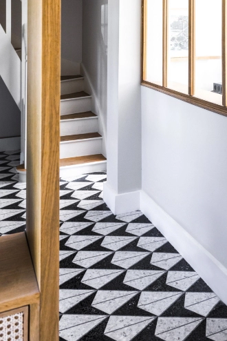 De vloer is versierd met een patroon van witte en zwarte Terrazzo