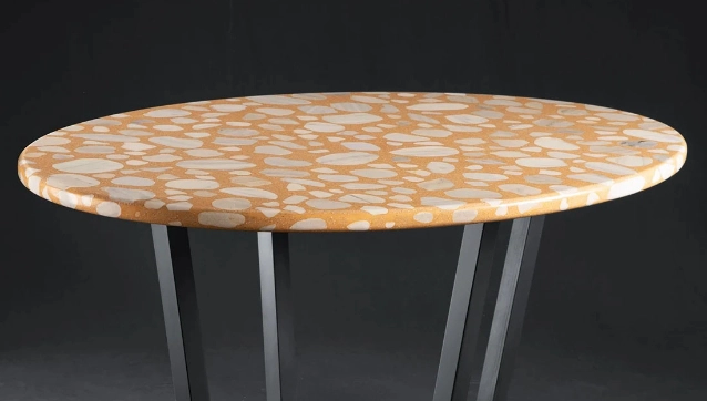 Piano per tavolo realizzato in terrazzo con una combinazione in white e yellow