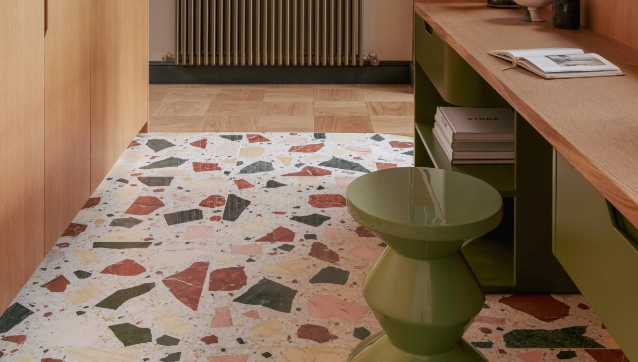 De vloer is versierd met wit, crème, roze, rood en groen terrazzo